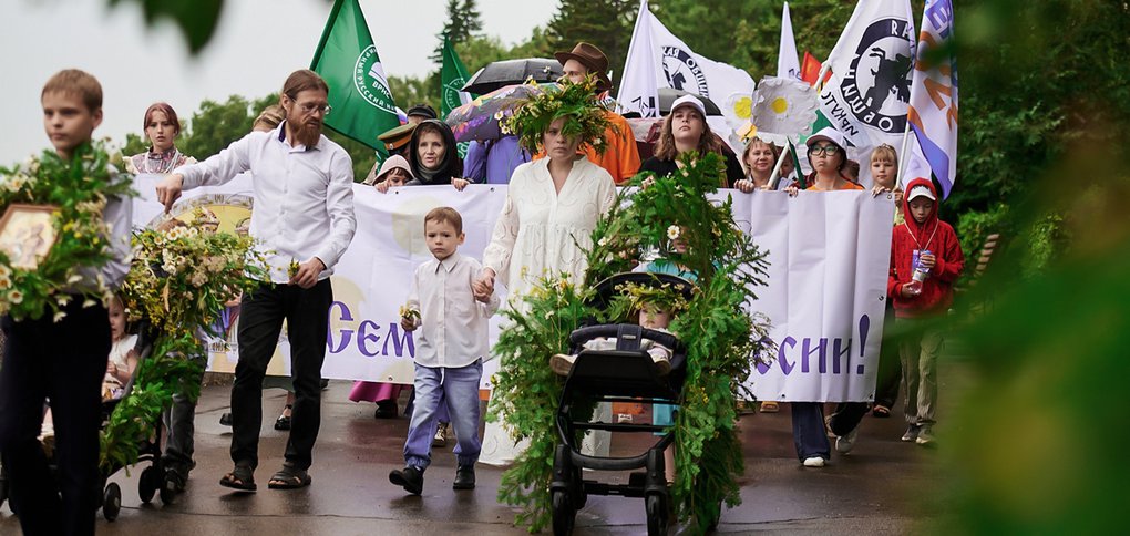 Участники прошли по бульвару Гагарина.