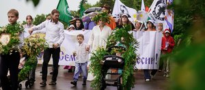 Наш праздник влюблённых: в Иркутске День семьи, любви и верности отметили парадом семей