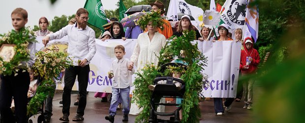 Наш праздник влюблённых: в Иркутске День семьи, любви и верности отметили парадом семей