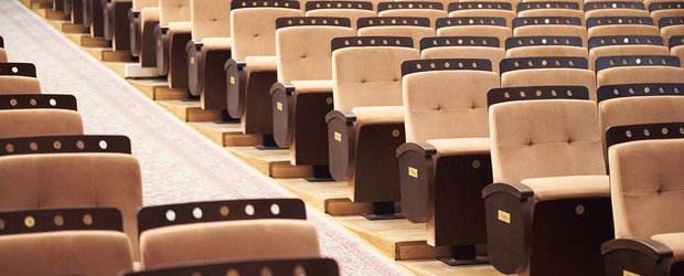 В Иркутском музыкальном театре новые кресла. Как изменился зрительный зал