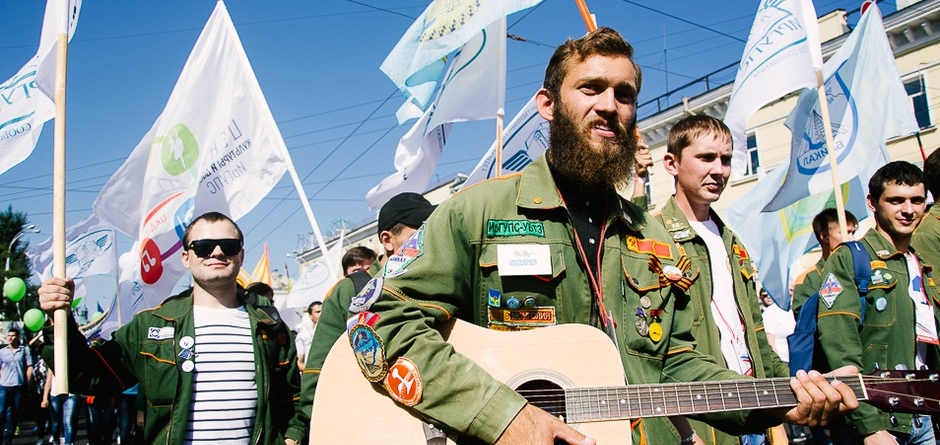 Первокурсники иркутских вузов прошли колонной по улицам города.