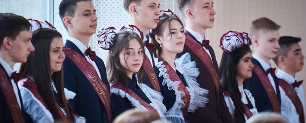 Последний звонок прозвенел для 2370 выпускников Иркутского района