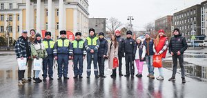 В Иркутске инспекторы ДПС поздравили водителей с Днем автомобилиста