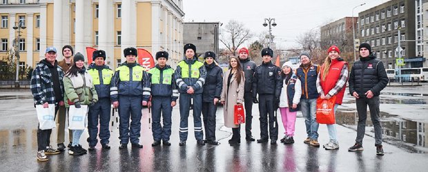 В Иркутске инспекторы ДПС поздравили водителей с Днем автомобилиста