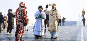 Морозы не помеха: на заливе Якоби в Иркутске отпраздновали Крещение