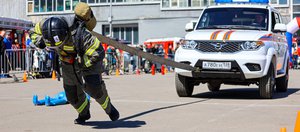 Перед дворцом спорта «Труд» в Иркутске прошли соревнования по пожарно-спасательному многоборью