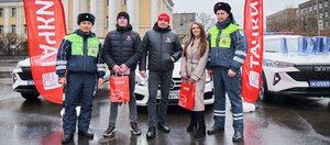 В Иркутске инспекторы ДПС поздравили водителей с Днем автомобилиста