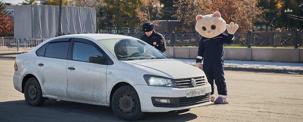 Подарки и памятки для водителей: в Иркутске прошла акция ко Дню автомобилиста