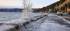 В Листвянке волны Байкала подтопили дорогу на улице Горького