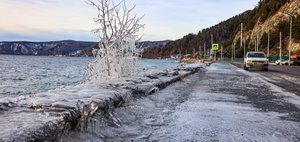 В Листвянке волны Байкала подтопили дорогу на улице Горького