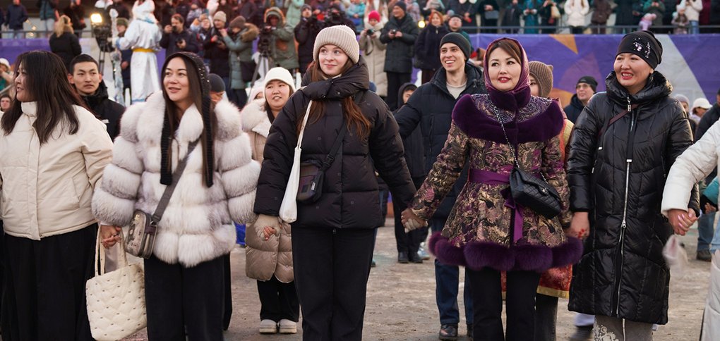Наступление Сагаалгана в Иркутске отметили большим хороводом.