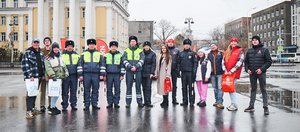 В Иркутске инспекторы ДПС поздравили водителей с Днем автомобилиста