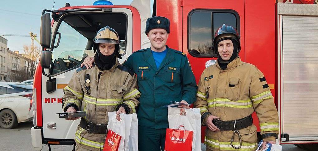 Водителей поздравляли около здания правительства.