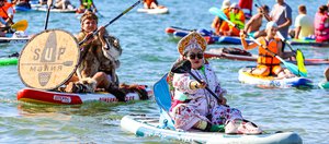 Гринч, кокошники и Ангара: костюмированный заплыв на сапбордах прошел на фестивале «Алые паруса» в Иркутске