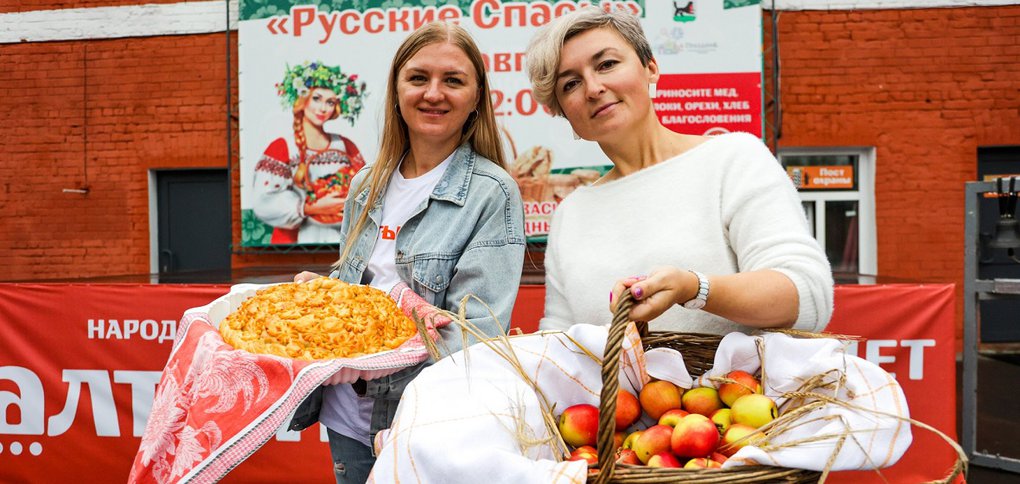 Мероприятие началось с торжественного колокольного звона.