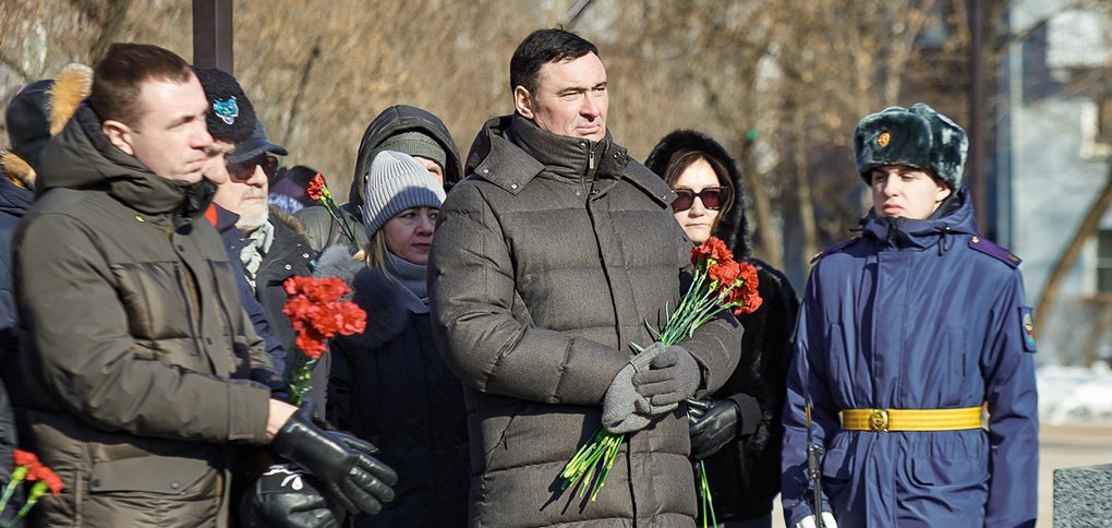 Более 500 иркутян собрались около мемориала «Дед, Отец, Сын».