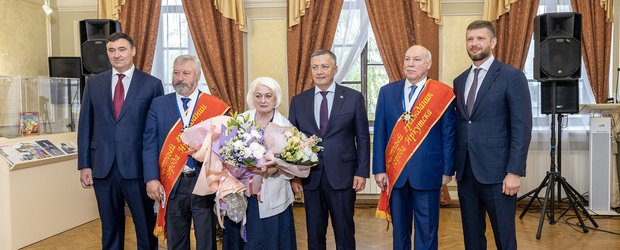 В Иркутске вручили знаки «Почётный гражданин» Дмитрию Мезенцеву и Михаилу Корневу