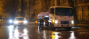 Вода на дороге и провалившийся асфальт: на Дзержинского устраняют последствия коммунальной аварии