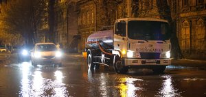 Вода на дороге и провалившийся асфальт: на Дзержинского устраняют последствия коммунальной аварии