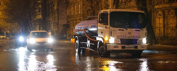 Вода на дороге и провалившийся асфальт: на Дзержинского устраняют последствия коммунальной аварии