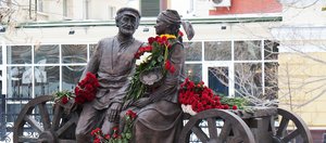 Около драмтеатра открыли памятник Виталию Венгеру и Наталье Королёвой