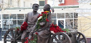 Около драмтеатра открыли памятник Виталию Венгеру и Наталии Королёвой