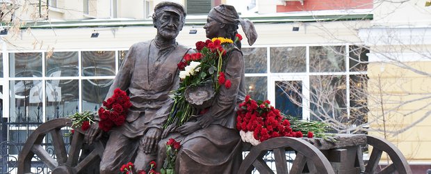 Около драмтеатра открыли памятник Виталию Венгеру и Наталье Королёвой