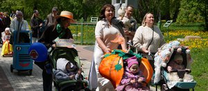 «Едем в лето»: яркий фестиваль театра кукол «Аистёнок» и сообщества «ИркМамы»