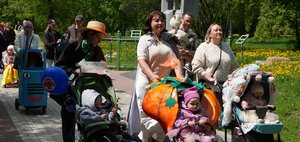 «Едем в лето»: яркий фестиваль театра кукол «Аистёнок» и сообщества «ИркМамы»