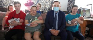 Коляску для тройни подарил мэр Иркутского района семье из Парфеновки