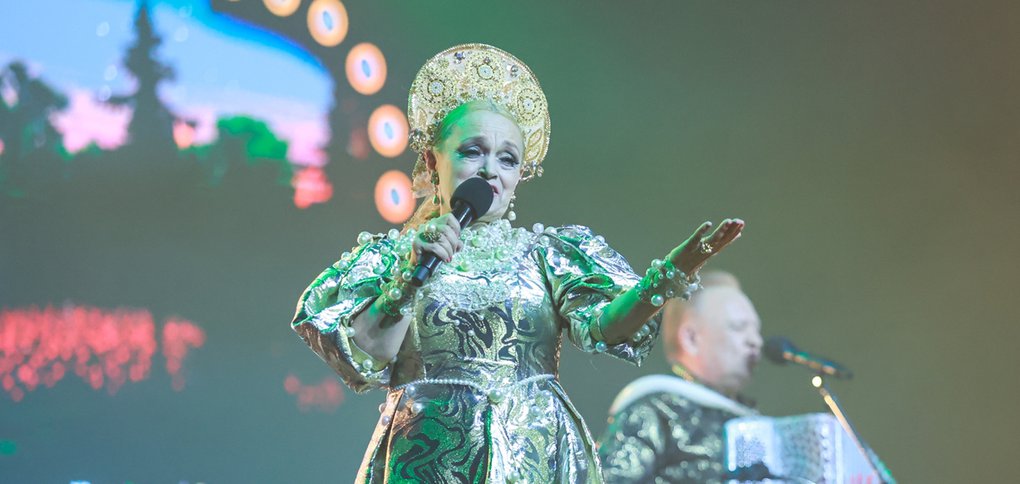 Кокошники, хороводы и предложение руки и сердца.