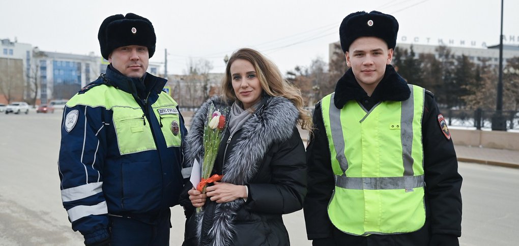 Автолюбительниц поздравляли около здания правительства.