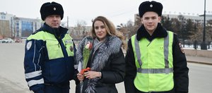 Тюльпаны, подарки и улыбки: в Иркутске автолюбительниц поздравили с 8 Марта