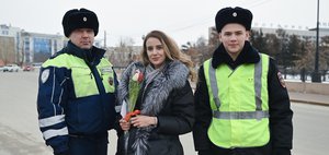 Тюльпаны, подарки и улыбки: в Иркутске автолюбительниц поздравили с 8 Марта