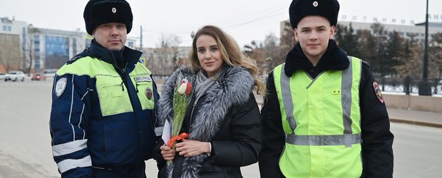 Тюльпаны, подарки и улыбки: в Иркутске автолюбительниц поздравили с 8 Марта