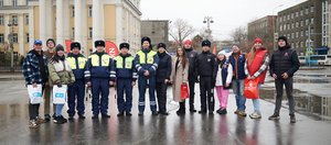 В Иркутске инспекторы ДПС поздравили водителей с Днем автомобилиста