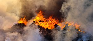 Фоторепортаж с места тушения незаконной свалки покрышек на Баррикад