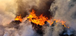 Фоторепортаж с места тушения незаконной свалки покрышек на Баррикад